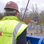 Ein Disney Imagineer mit Warnweste und Helm überwacht die Baustelle
