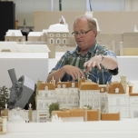 Ein Imagineer präsentiert ein Modell des Place de Remy