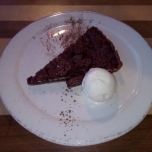 Pekanuskuchen mit Eis
