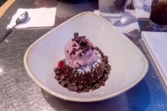 Schokoladendessert mit Fruchteis