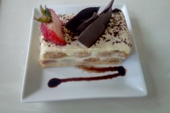 Tiramisu mit einer halben Erdbeere