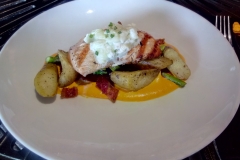 Lachs auf Kartoffeln und Gemüse