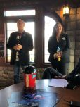 Disney Imagineers mit einigen Souvenirs Disney Imagineers mit einigen Souvenirs