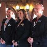 Drei Disney Imagineers haben sich zum Foto aufgestellt