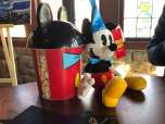 Mickey Mouse Stofftier und Popcornbecher Mickey Mouse Stofftier und Popcornbecher