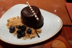 Schokoladenküchlein mit Bröseln und Blaubeeren