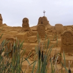 Sandskulpturen der Grabsteine auf Boot Hill