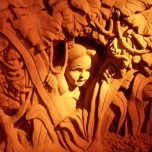 Alice im Wunderland schaut durch eine Lücke in der Hecke
