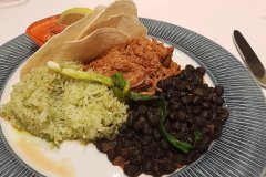 Karibische Hauptspeise mit schwarzen Bohnen und Korianderreis