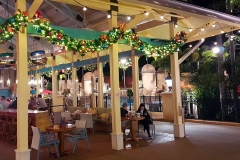 Bar im Caribbean Beach Resort mit Weihnachtsbeleuchtung