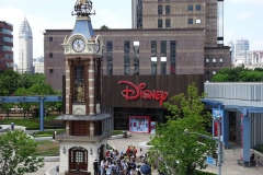 Die Fassade des Disney Stores in Shanghai