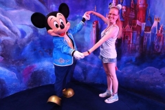 Mickey Mouse und Tina halten sich an den Händen