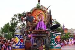 Paradenwagen mit Rapunzel und Flynn Rider