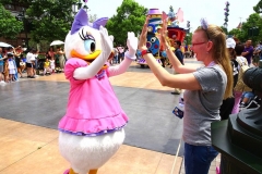 Daisy Duck klatscht Gäste ab