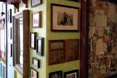 Bilderrahmen und ein schwarzes Brett an der Wand
