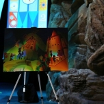 Ein Foto, das eine Szene aus It's a Small World zeigt, auf einem Ständer