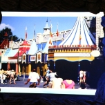Eingang zur Attraktion It's A Small World, der wie ein mittelalterliches Zeltlager gestaltet ist