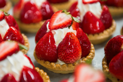 Erdbeertörtchen aus der Les Halles Boulangerie Patisserie Erdbeertörtchen aus der Les Halles Boulangerie Patisserie