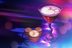 Cocktail und Schichtkuchen mit einer 30