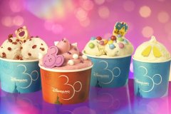 Vier Eisbecher mit Schokolinsen und anderen leckeren Toppings Vier Eisbecher mit Schokolinsen und anderen leckeren Toppings