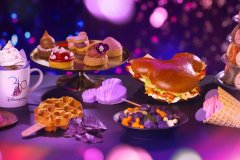 Tisch mit Snacks und Gerichten zum 30. Geburtstag von Disneyland Paris