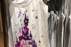 Hellgraues Top mit rosa-lila Schlossprint und einer großen 25