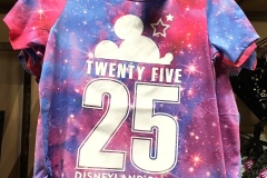 Blau-pinkes Shirt mit einem Mickey Kopf und großer 25