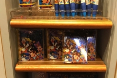 Regal mit Puzzlen, Notizbüchern und Kugelschreibern