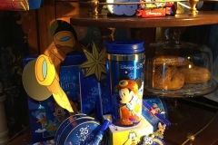 Schaufenster mit verschiedenen Souvenirs