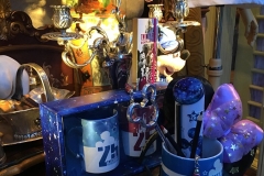 Schaufenster mit Artikel zum 25. Geburtstag
