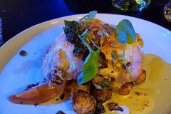 Hauptgericht mit Huhn beim Schneewittchen-Dinner Hauptgericht mit Huhn beim Schneewittchen-Dinner