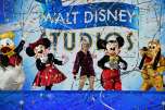 Zara Larsson mit Disney Figuren auf der Bühne