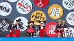Mickey & Minnie begleitet von Tänzerinnen und Tänzern Mickey & Minnie begleitet von Tänzerinnen und Tänzern