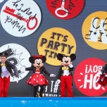 Mickey & Minnie begleitet von Tänzerinnen und Tänzern
