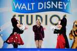 Zara Larsson mit Mickey Mouse und Minnie Mouse Zara Larsson mit Mickey Mouse und Minnie Mouse