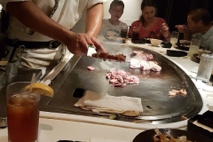 Fleisch und Fisch werden auf einer Grillplatte zubereitet