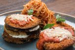 TeÜberbackene Auberginen, Paniertes Huhn und Spaghetti