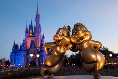 Fab 50 Figur von Chip and Dale vor dem Schloss Fab 50 Figur von Chip and Dale vor dem Schloss