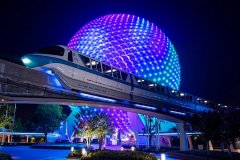 Monorail Blue vor dem Spaceship Earth Monorail Blue vor dem Spaceship Earth