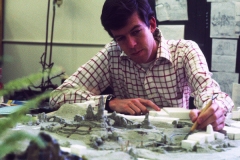 Toby Baxter bei der Arbeit an einem Modell von Big Thunder Mountain