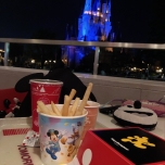 Bei der Tomorrowland Terrace  gibts Mickey-Förmige Burger & Nuggets