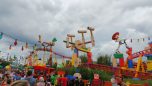 Bunte Bausteine und die Achterbahnschienen