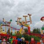 Bunte Bausteine und die Achterbahnschienen