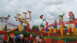 Cowgirl Jessy und Dino Rex mit Lichterkette
