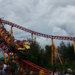 Achterbahn fährt den Hügel runter