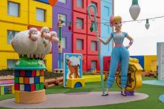 toy-story-hotel-vorplatz-bo-beep