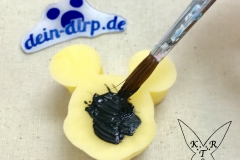 Die Kartoffel in Mickey Form wird mit Farbe bepinselt