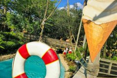 Rettungsring und Modell einer riesigen Eistüte