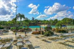 Blick über den Strand mit Liegen im Wasserpark