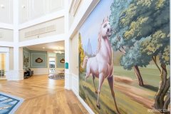 Wandbild mit Pfer in der Lobby des Saratoga Springs Resorts Wandbild mit Pfer in der Lobby des Saratoga Springs Resorts